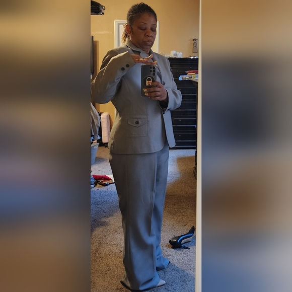 GRAY PANTSUIT - Picture 3 of 3